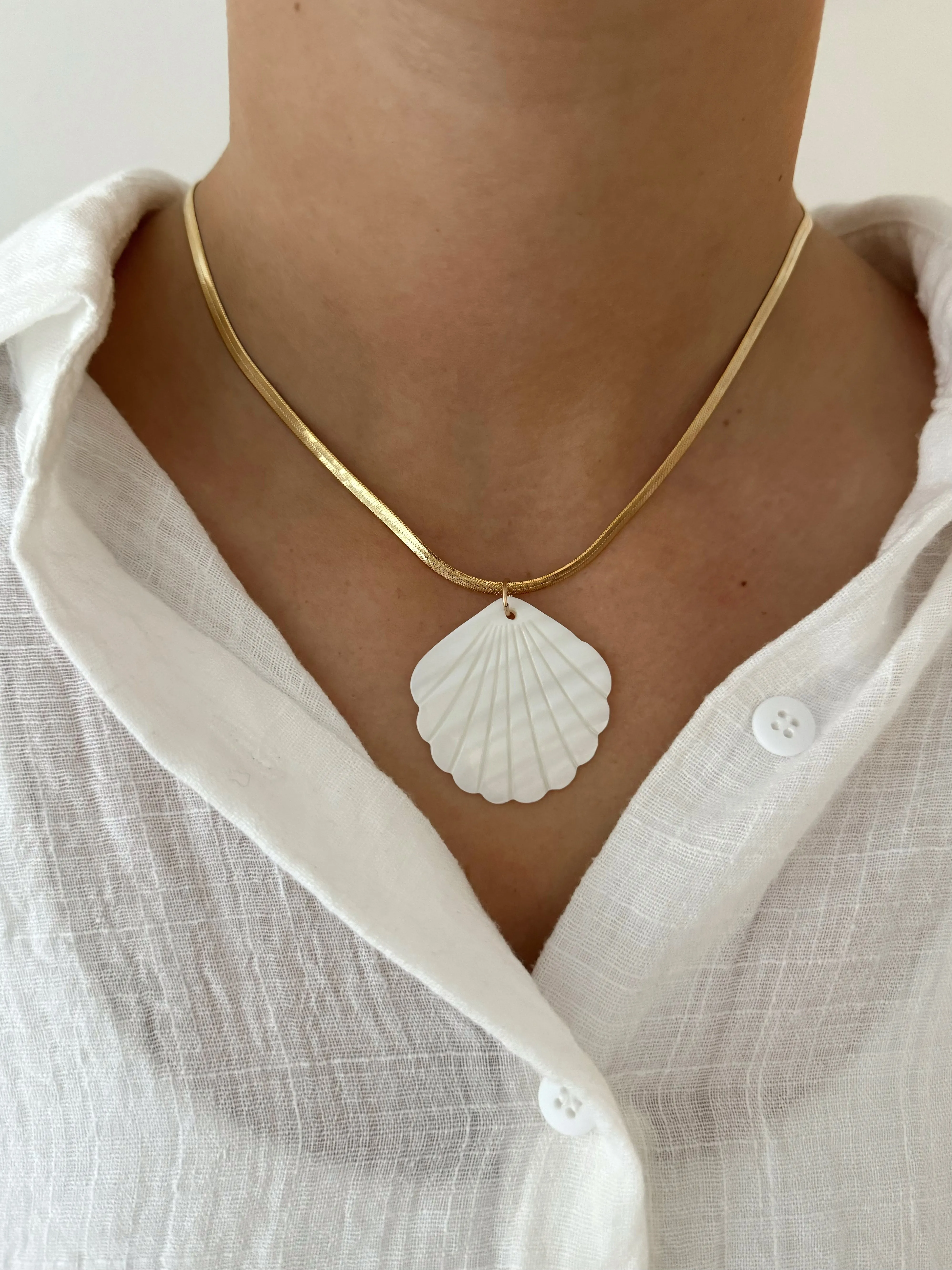 SHELL ON SNAKE NECKLACE