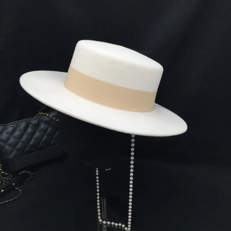 Winter Fashion White Wool Fedora Hat with Pearl Chain Decoration for Women